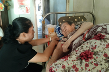 Xúc động con dâu nói với mẹ chồng cũ: "Cho con hun mẹ cái!"