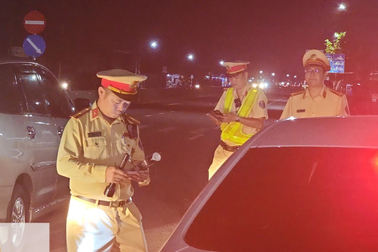 CSGT dùng ứng dụng công nghệ để kiểm soát phương tiện trên quốc lộ 1A