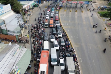 Hàng nghìn xe máy cắt mặt ô tô để quay đầu nơi có biển cấm tại TPHCM