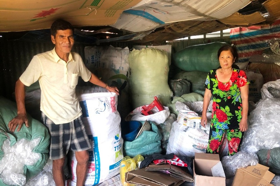Đôi vợ chồng nhặt ve chai trả lại túi xách chứa hơn 1 tỷ đồng tiền, vàng - 1 Đôi vợ chồng nhặt ve chai trả lại túi xách chứa hơn 1 tỷ đồng tiền, vàng - 1