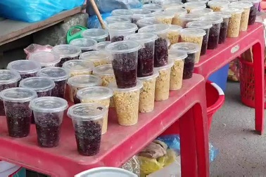 Mới sáng sớm đã bán cả tả rượu nếp ngày Tết Đoan Ngọ