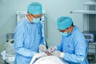 Tầm quan trọng của phòng mổ áp lực dương trong cấy ghép Implant