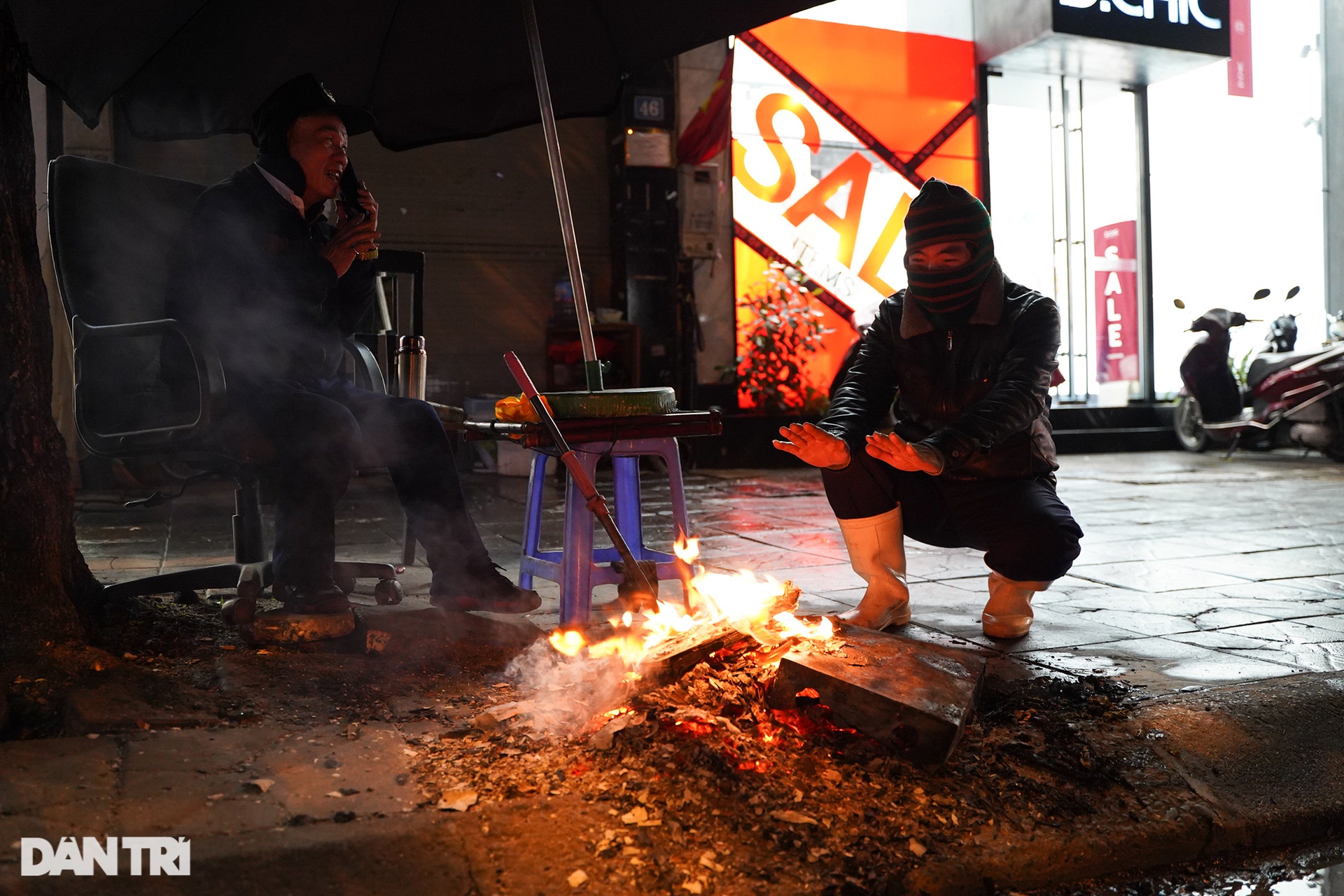 Người dân đốt lửa sưởi ấm, chật vật mưu sinh xuyên đêm trong mưa rét kỷ lục - 6 Người dân đốt lửa sưởi ấm, chật vật mưu sinh xuyên đêm trong mưa rét kỷ lục - 6
