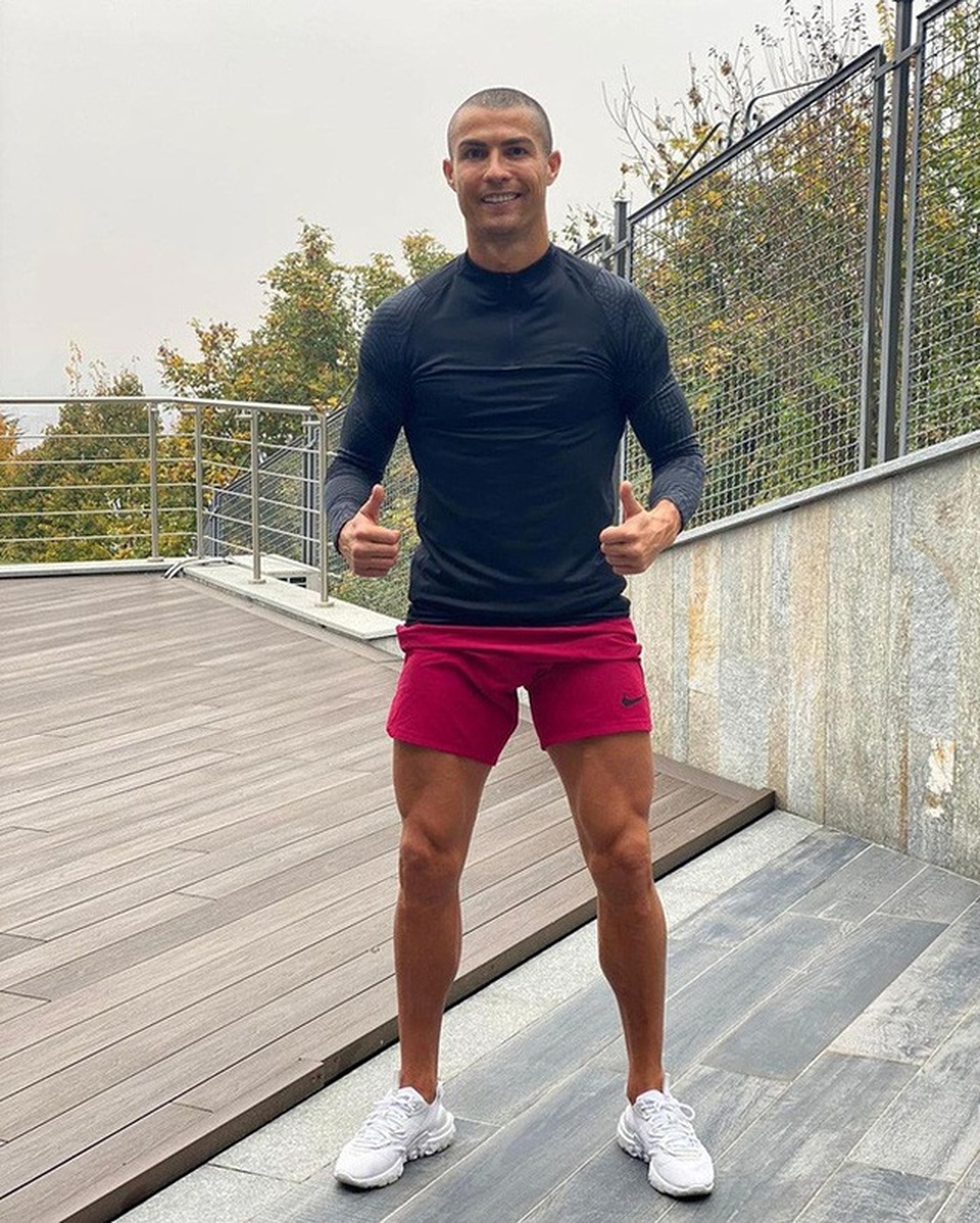 C.Ronaldo gây sốt với những kiểu đầu phá cách theo từng năm tháng - 14 C.Ronaldo gây sốt với những kiểu đầu phá cách theo từng năm tháng - 14