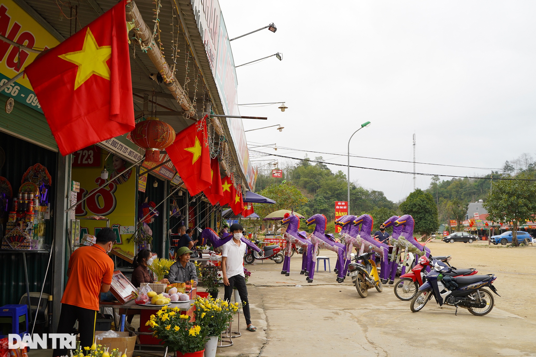 Người dân nhộn nhịp đi lễ đền ông Hoàng Bảy trước ngày mở cửa trở lại - 7 Người dân nhộn nhịp đi lễ đền ông Hoàng Bảy trước ngày mở cửa trở lại - 7