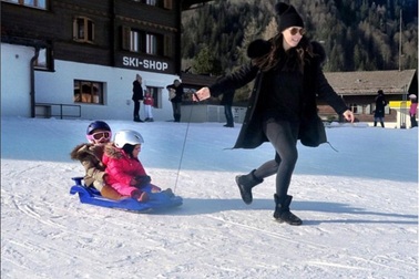 Con gái tỷ phú F1 khoe ảnh kỳ nghỉ bên gia đình