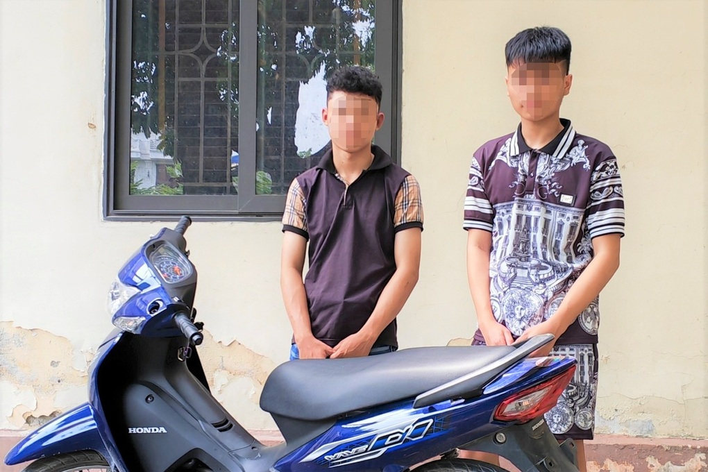 Hai thanh niên đi xe máy dùng bình xịt, xịt vào người đi đường - 1 Hai thanh niên đi xe máy dùng bình xịt, xịt vào người đi đường - 1