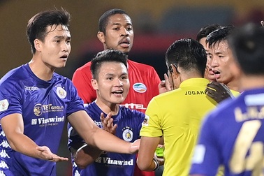 Quang Hải, Quế Ngọc Hải phản ứng cực gắt, gây sức ép trọng tài