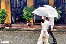 Du khách "đội mưa" tham quan phố cổ Hội An ngày đầu nghỉ lễ