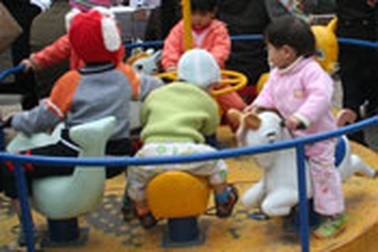 Nước mắt tuổi thơ bị chà đạp