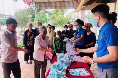 Thanh niên Nghệ An mượn xưởng may khẩu trang, chung tay phòng dịch Covid-19