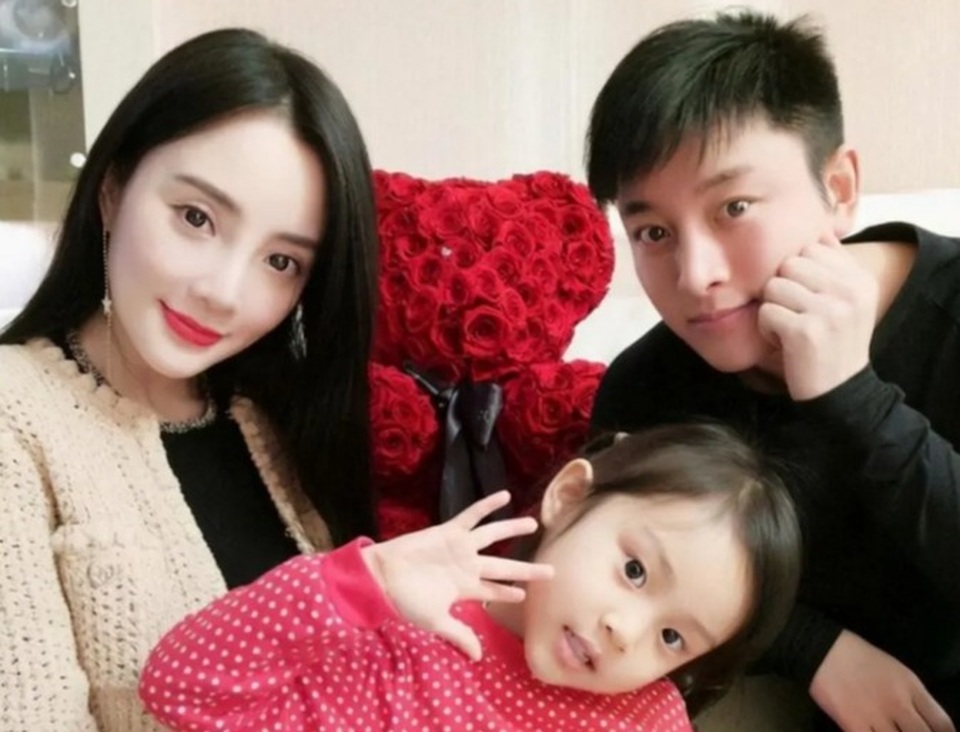 Xôn xao thông tin Lý Tiểu Lộ bị lừa 42 tỷ đồng - 5 Xôn xao thông tin Lý Tiểu Lộ bị lừa 42 tỷ đồng - 5