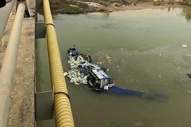 Ô tô đi trên cao tốc Nội Bài - Lào Cai tông gãy lan can cầu, rơi xuống nước