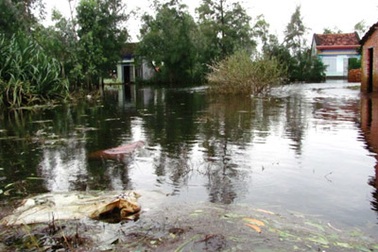 Ngập lụt kéo dài, bệnh tật “rình rập” người dân