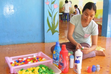 Cô giáo nhặt phế liệu “chế” dụng cụ học tập cho học sinh