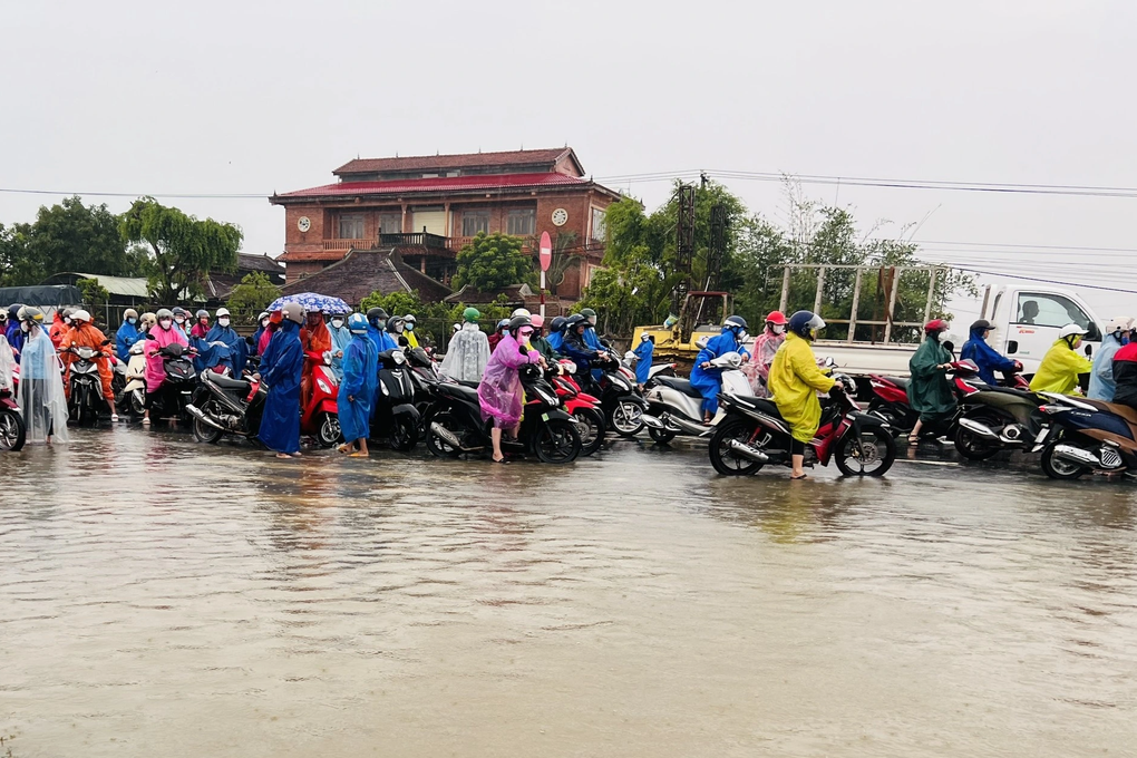 Quốc lộ 1 ngập sâu sáng đầu tuần, hàng trăm công nhân trễ giờ làm - 2 Quốc lộ 1 ngập sâu sáng đầu tuần, hàng trăm công nhân trễ giờ làm - 2