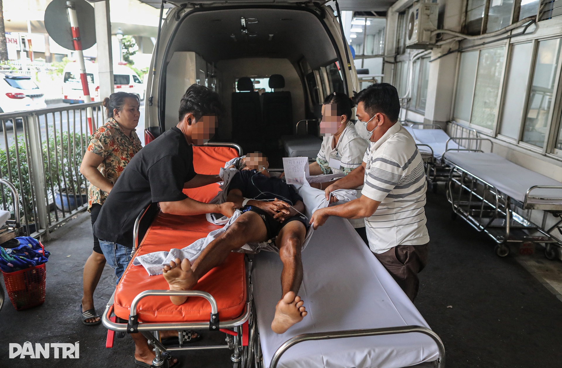 Nước mắt người đàn ông lâm nạn khi sắp về với vợ con: Tôi mất Tết rồi - 7 Nước mắt người đàn ông lâm nạn khi sắp về với vợ con: Tôi mất Tết rồi - 7