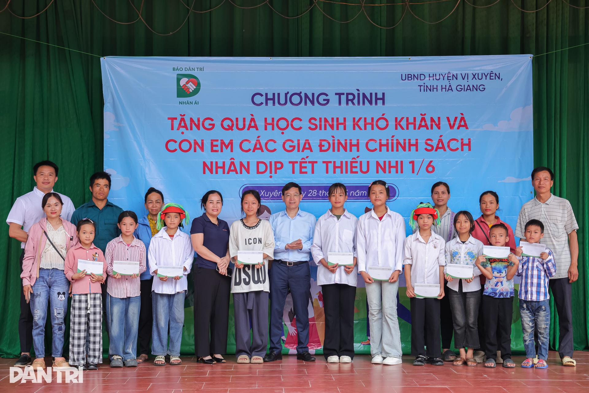 Báo Dân trí trao học bổng tới học sinh có hoàn cảnh khó khăn tại Hà Giang - 10 Báo Dân trí trao học bổng tới học sinh có hoàn cảnh khó khăn tại Hà Giang - 10
