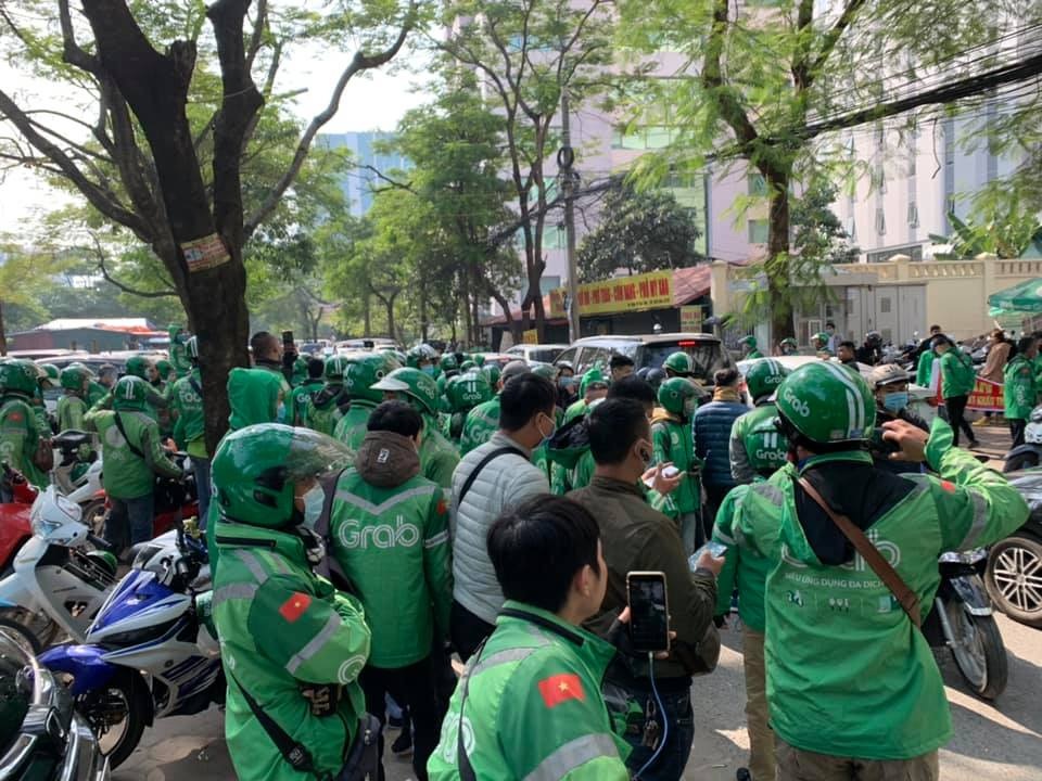 Tắt ứng dụng, hàng trăm tài xế Grab đình công phản đối tăng chiết khấu - 1 Tắt ứng dụng, hàng trăm tài xế Grab đình công phản đối tăng chiết khấu - 1