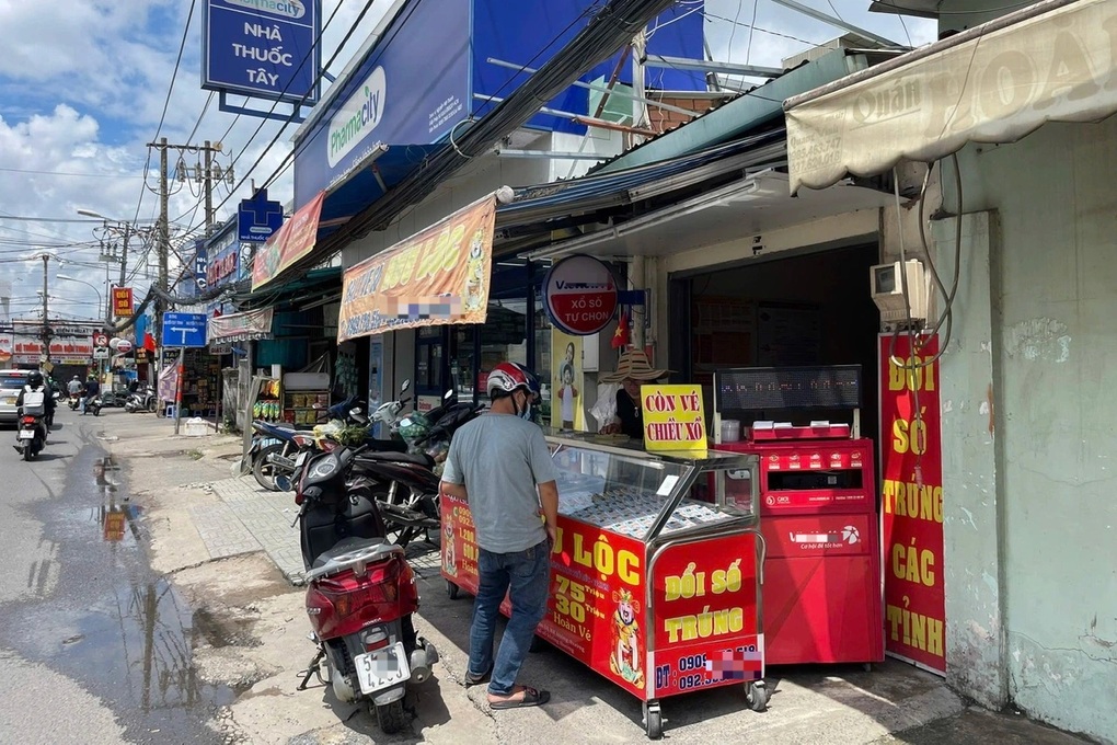 Người đàn ông mang vé số giả đi đổi thưởng ở TPHCM - 1 Người đàn ông mang vé số giả đi đổi thưởng ở TPHCM - 1