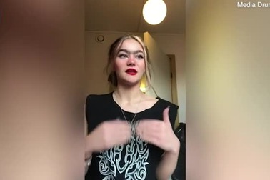 Cô gái có “vệt lông mày... liền một dải” trở thành người mẫu được săn đón