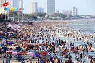 Bất chấp dịch Covid-19 phức tạp, biển Vũng Tàu vẫn ken đặc người