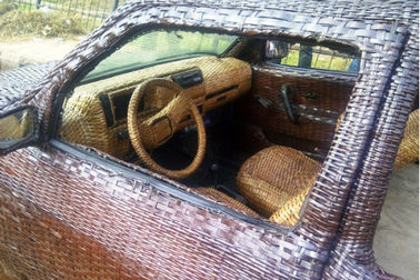 Dùng sợi cọ đan “áo” cho xe hơi 