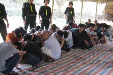 Tạm giam 36 bị can trong vụ phá sới bạc khủng tại Hòa Bình