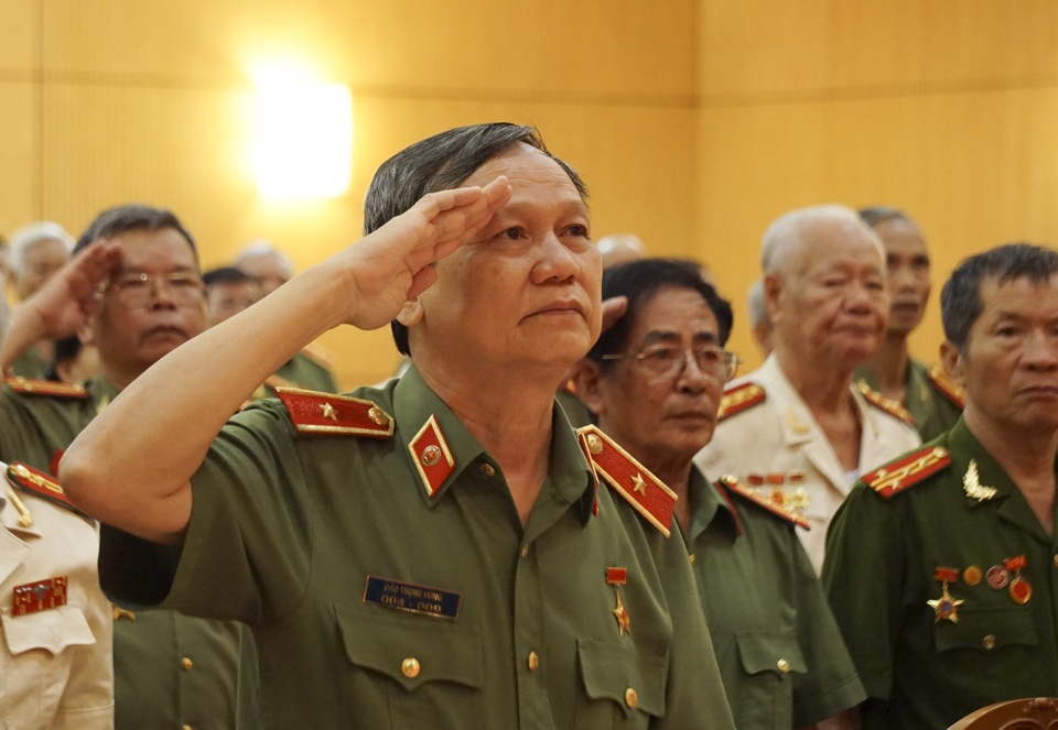 Tô đẹp thêm hình ảnh người cán bộ công an chi viện miền nam - 3 Tô đẹp thêm hình ảnh người cán bộ công an chi viện miền nam - 3