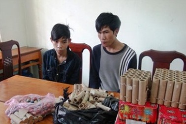 Bị phát hiện chở pháo lậu, hai đối tượng bỏ xe máy chạy trốn vào rừng