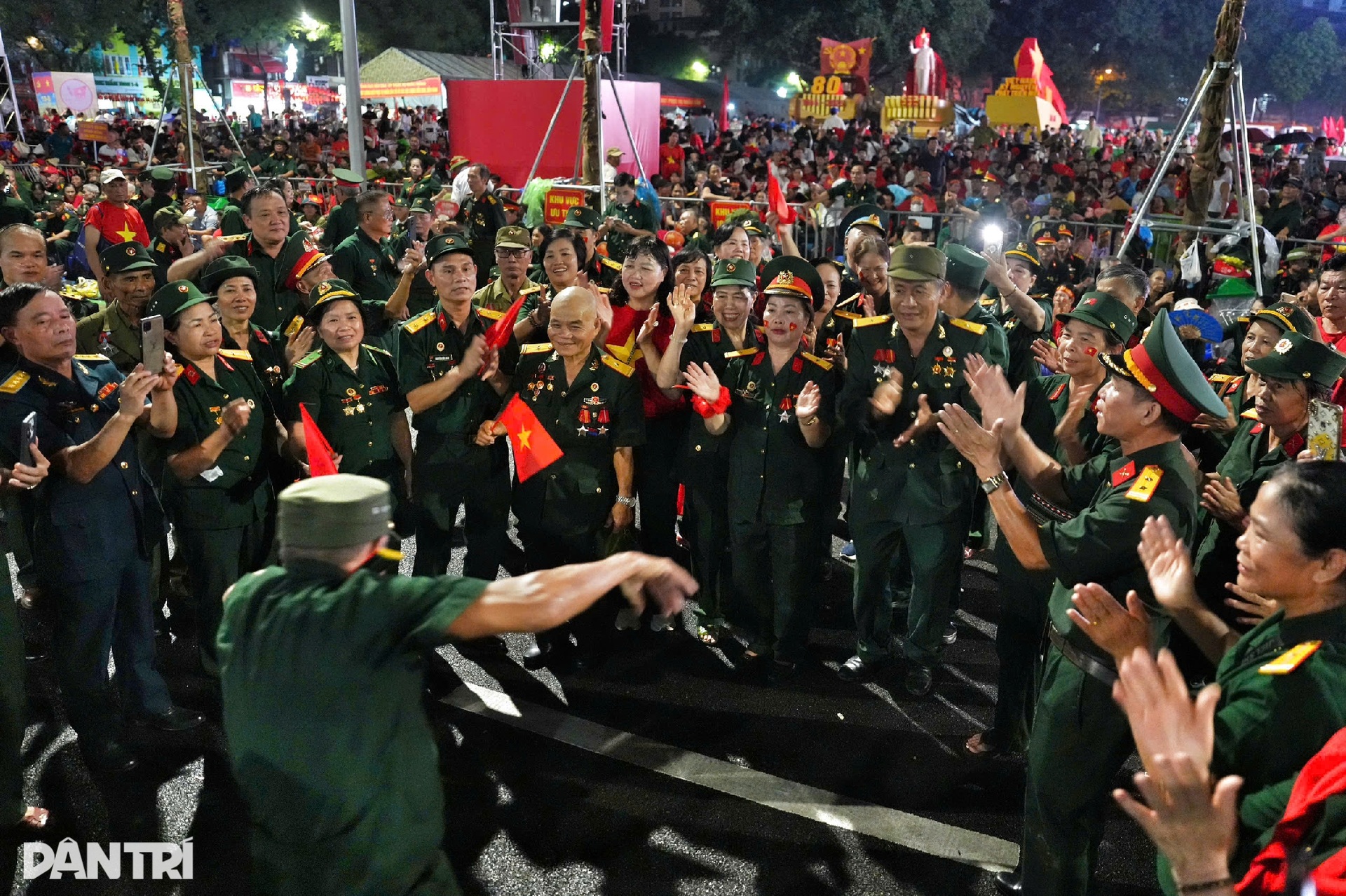 Đêm Hà Nội rộn rã tiếng ca, hàng vạn người hân hoan chờ lễ diễu binh - 9 Đêm Hà Nội rộn rã tiếng ca, hàng vạn người hân hoan chờ lễ diễu binh - 9