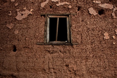 Mong manh tường đất