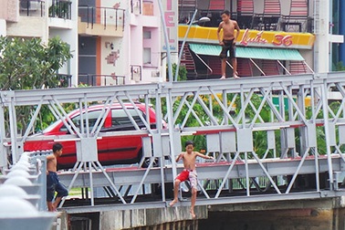 Thót tim nhìn những đứa trẻ đùa với “tử thần”