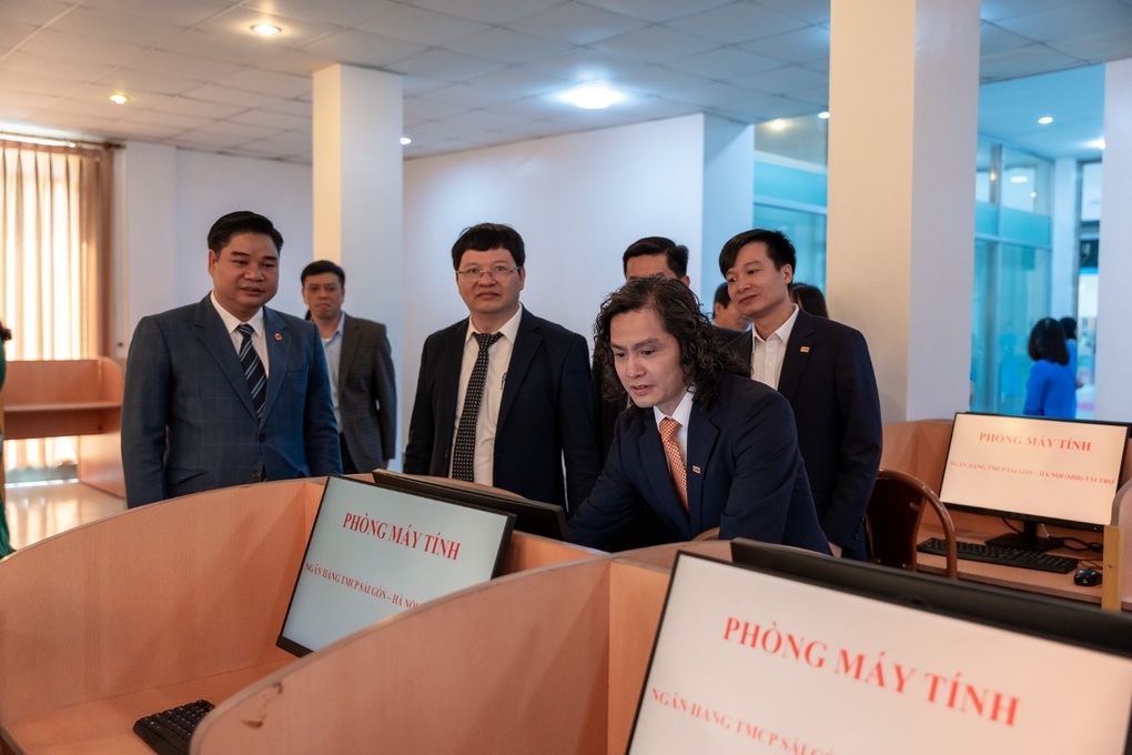 SHB trao tặng 150 bộ máy tính cho trường Đại học Thái Bình - 2 SHB trao tặng 150 bộ máy tính cho trường Đại học Thái Bình - 2