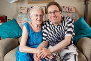 Hôn nhân hạnh phúc của cặp đôi vợ 87 tuổi, chồng 47 tuổi ở Anh
