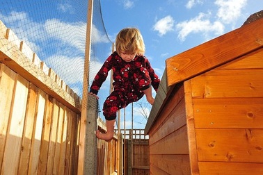 Tròn mắt với bé 6 tuổi mắc chứng tự kỷ lạ: Hở ra là lại leo trèo