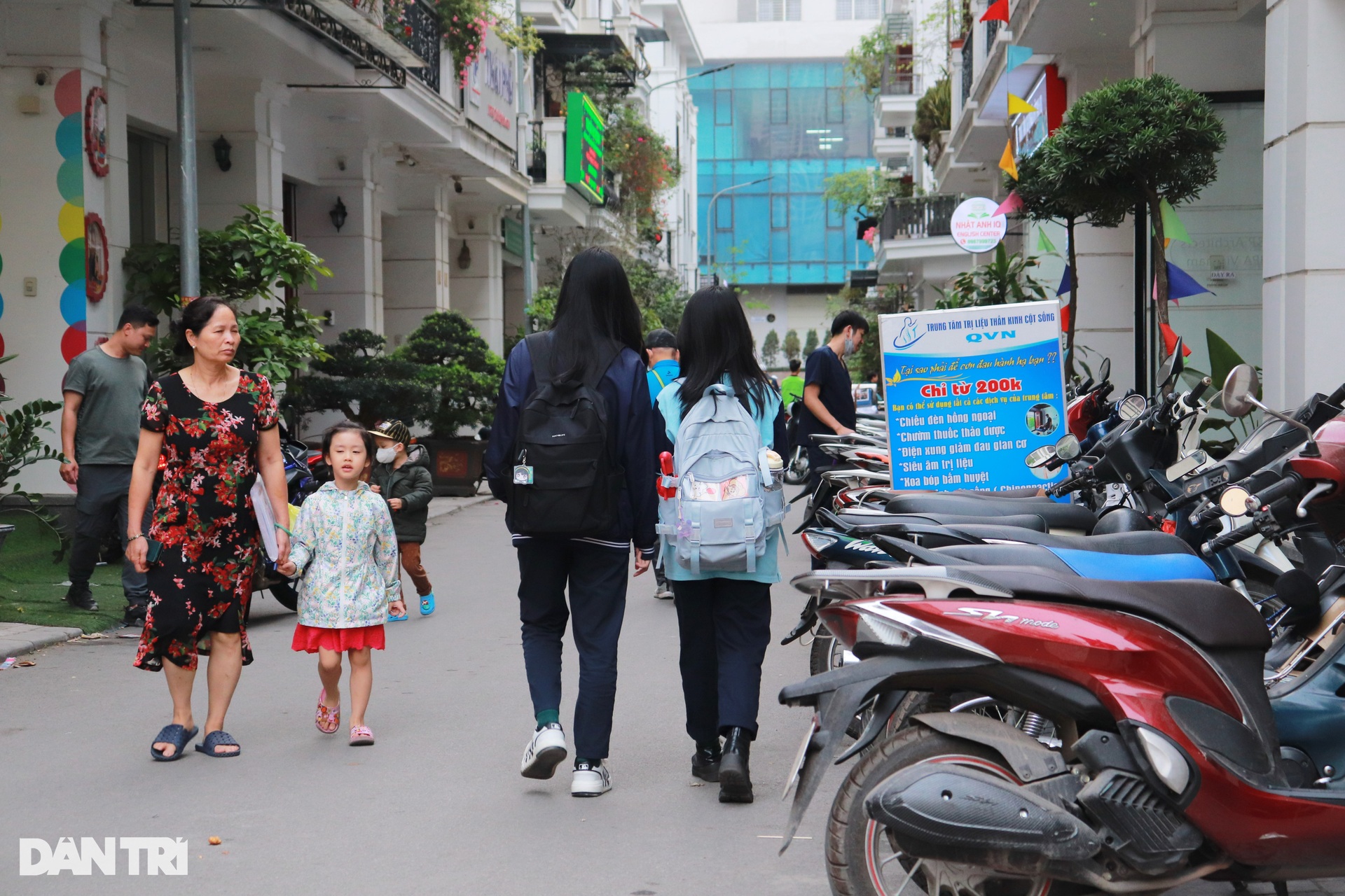 Hà Nội: Ô tô đỗ tràn lan trước cổng trường, học sinh luyện kỹ năng né xe - 4 Hà Nội: Ô tô đỗ tràn lan trước cổng trường, học sinh luyện kỹ năng né xe - 4