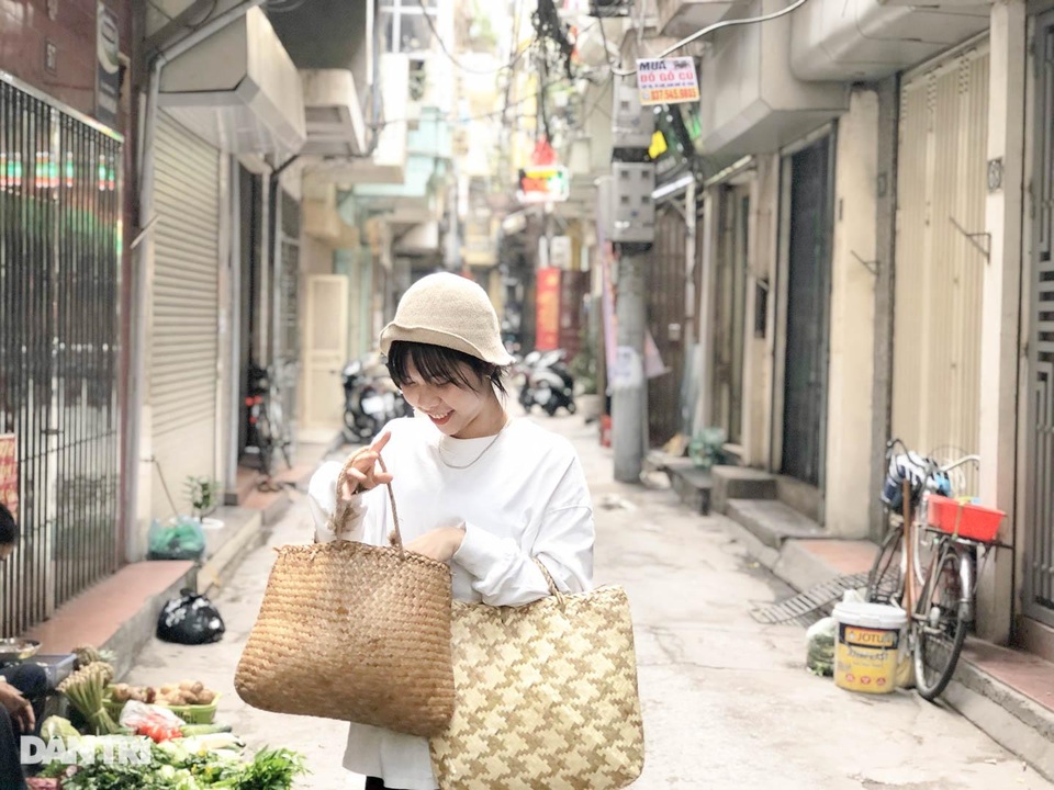 Hồi sinh làn cỏ để đi chợ, cô gái lan tỏa cách nói không với túi nilon - 1 Hồi sinh làn cỏ để đi chợ, cô gái lan tỏa cách nói không với túi nilon - 1