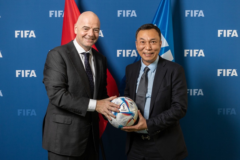 Ông Trần Quốc Tuấn (phải) giữ nhiều vị trí quan trọng của AFC (Ảnh: VFF).