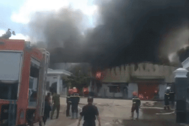 Công ty dệt may rộng gần 4.000m2 chìm trong biển lửa