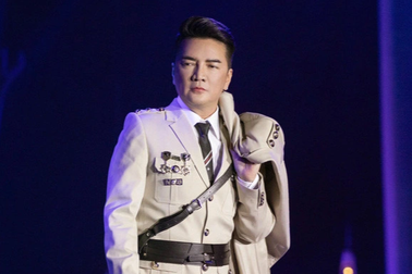 Sở VH&TT TPHCM mời chuyên gia thẩm định vụ "huy hiệu lạ" của Đàm Vĩnh Hưng