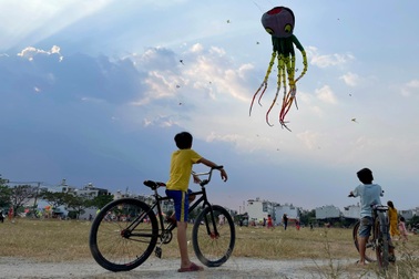 Những cánh diều no gió bay lượn trên bầu trời Sài Gòn