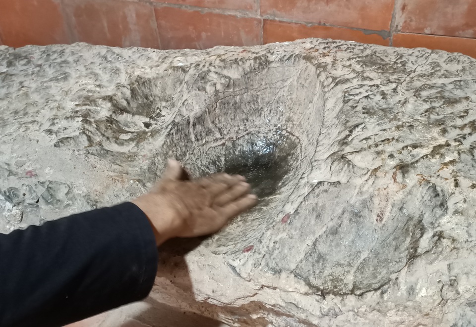 Chuyện về tảng đá in đầu người và bàn tay ở di tích Thành nhà Hồ - 2 Chuyện về tảng đá in đầu người và bàn tay ở di tích Thành nhà Hồ - 2