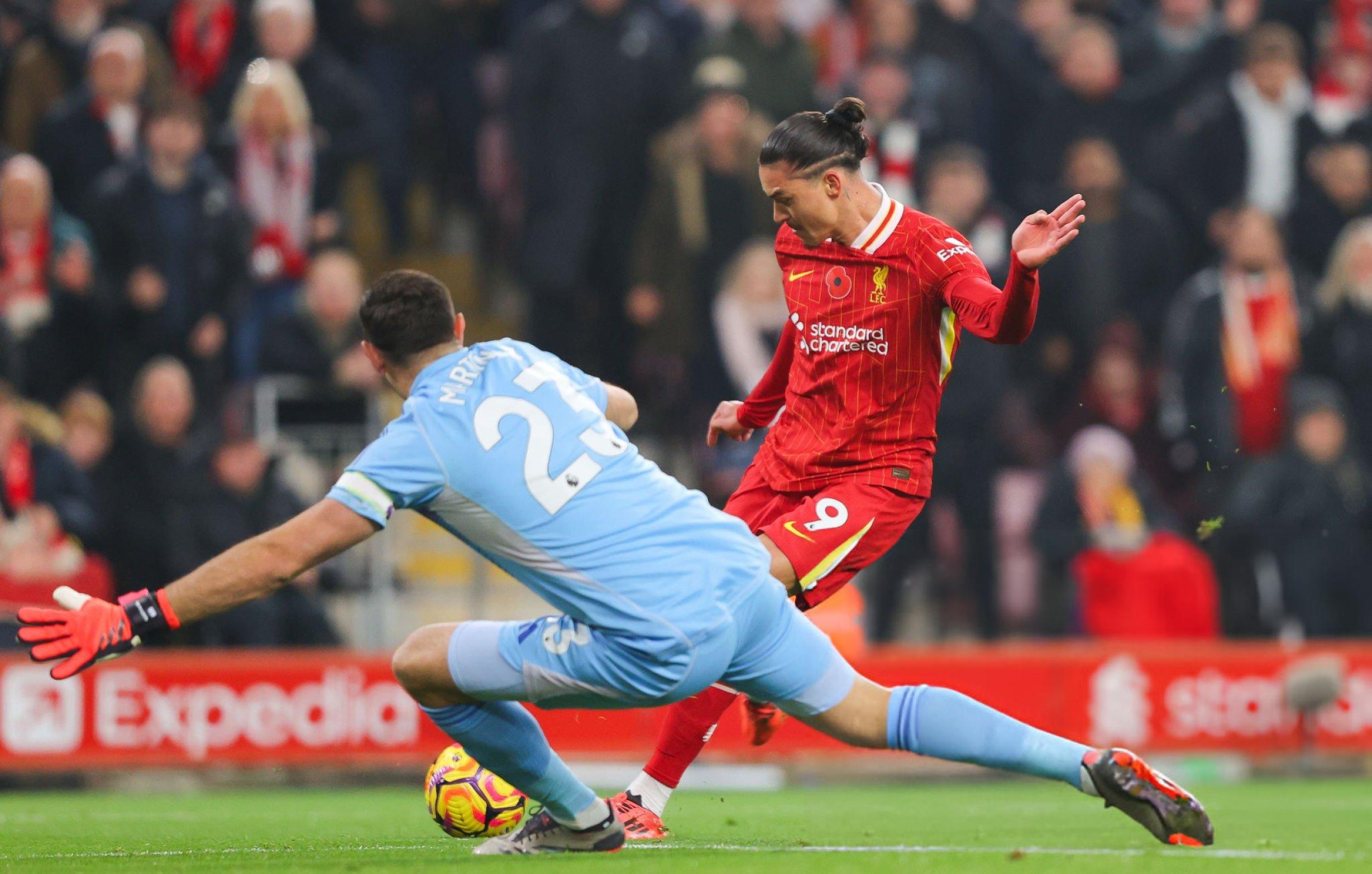 Salah tỏa sáng, Liverpool tạo khoảng cách 5 điểm với Man City - 1