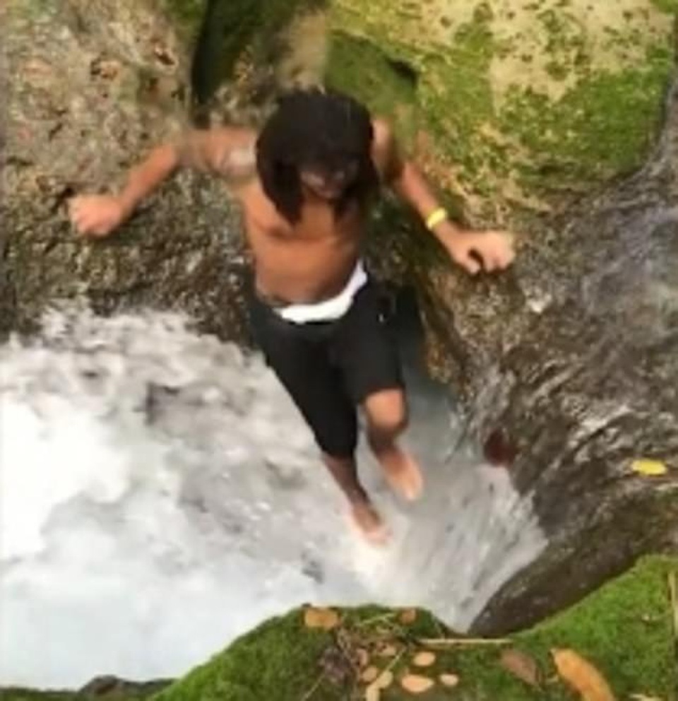 Sốc: Hai du khách nhảy xuống dòng nước chảy xiết rồi biến mất - 2 Sốc: Hai du khách nhảy xuống dòng nước chảy xiết rồi biến mất - 2