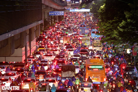 Giao thông hỗn loạn bất chấp phân làn, đường Nguyễn Trãi ùn ứ trong mưa