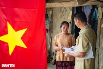 Vượt núi đồi phát thẻ cử tri, mang ngày hội bầu cử đến bản làng biên giới