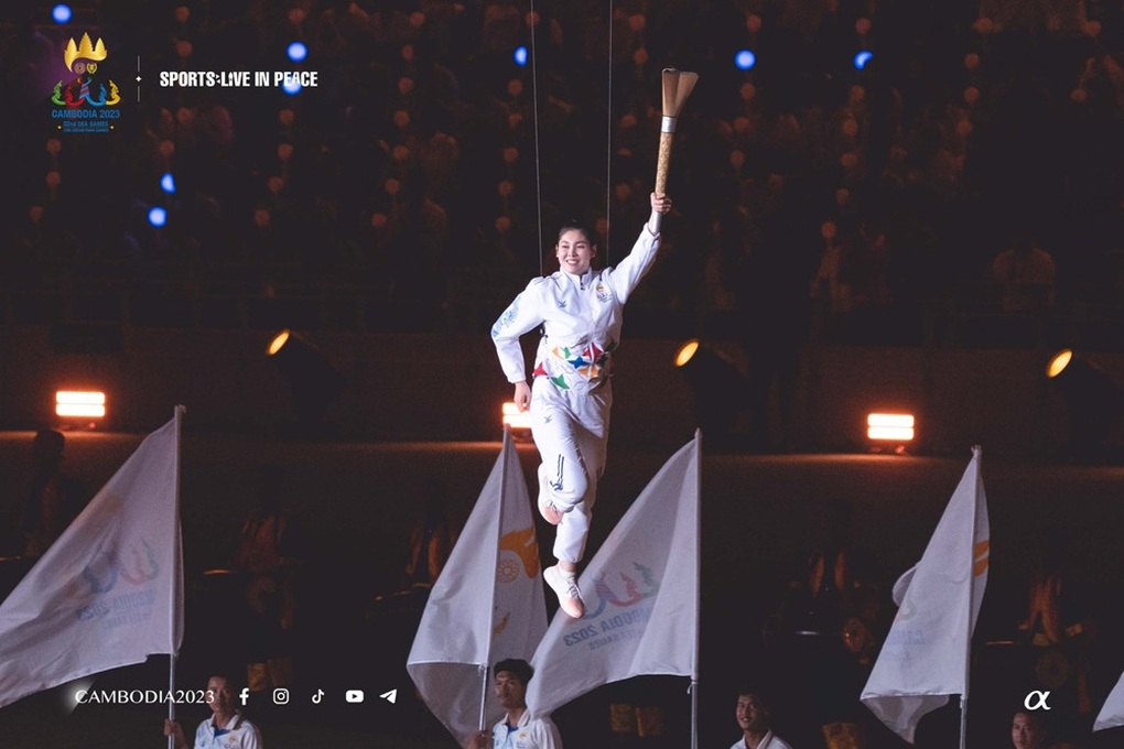 Vẻ đẹp bốc lửa của nữ VĐV bay lên không trung đốt đuốc SEA Games 32 - 1 Vẻ đẹp bốc lửa của nữ VĐV bay lên không trung đốt đuốc SEA Games 32 - 1