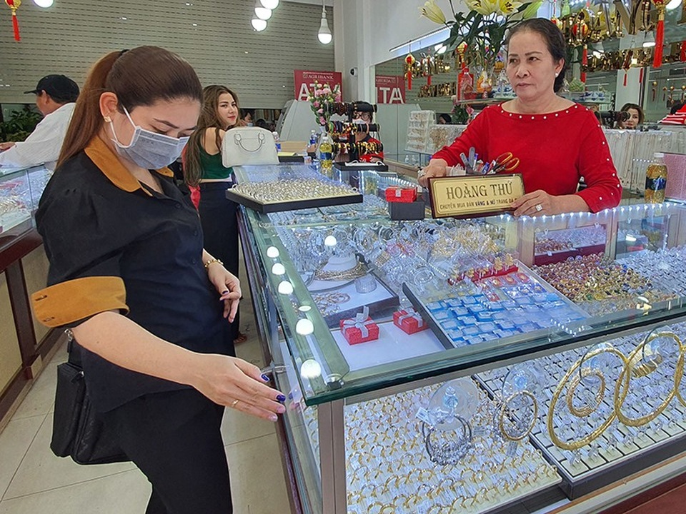 Bất thường thị trường vàng giữa mùa dịch Covid-19 - 1 Bất thường thị trường vàng giữa mùa dịch Covid-19 - 1
