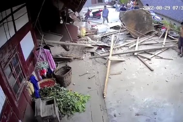 Gia đình thoát chết may mắn khi tảng đá lớn lăn từ núi xuống nhà